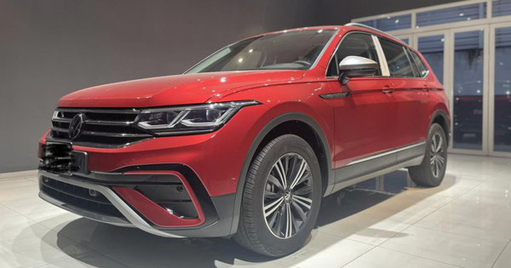 VW Tiguan loạn giá tại đại lý: Có nơi giảm 200 triệu đồng, bản vừa ra mắt cũng hạ giá - Ảnh 1.