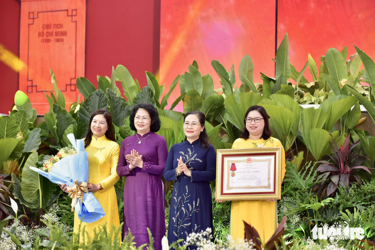Hội Liên hiệp Phụ nữ Việt Nam TP.HCM đón nhận Huân chương Lao động hạng 3 - Ảnh: T.T.D.