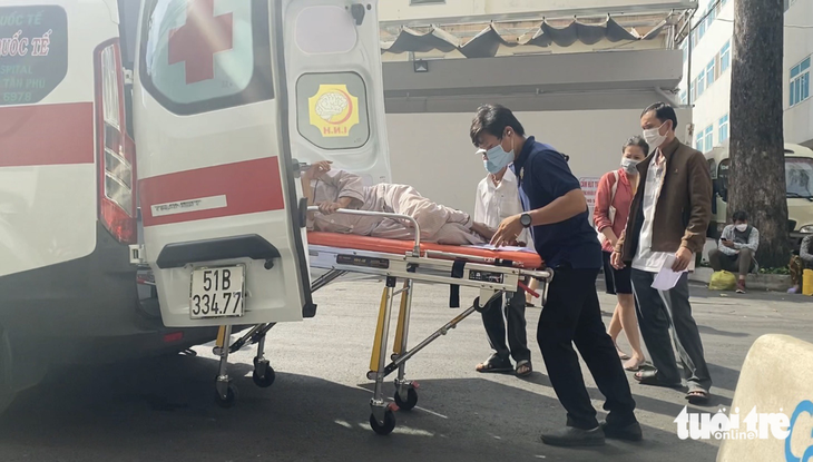 21h ngày 2-3, trước khu D Bệnh viện Chợ Rẫy (TP.HCM), một chiếc xe cấp cứu của Bệnh viện chuyên khoa ngoại thần kinh quốc tế đến đón một bệnh nhân tại Bệnh viện Chợ Rẫy chụp MRI, CT-Scan - Ảnh: XUÂN MAI
