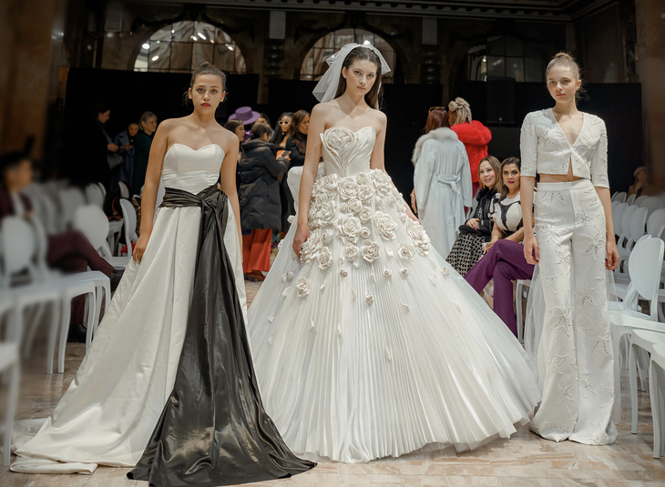 Trần Phương Hoa khoe bộ sưu tập váy cưới tại Pháp - Ảnh 3.