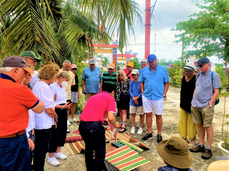 Du khách tàu biển thích thú đi tour đồng quê ngoại ô Nha Trang - Ảnh 6.