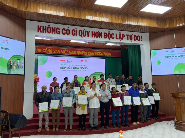 Ông Võ Anh Tuấn, chủ tịch Hội Nông dân tỉnh Gia Lai trao giấy chứng nhận và quà cho các hộ nông dân