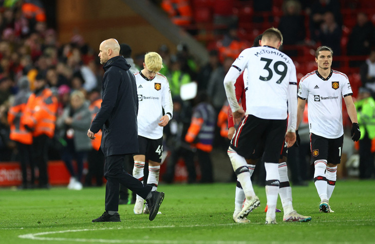 Sự thất vọng của các cầu thủ Man United sau trận thua Liverpool - Ảnh: REUTERS
