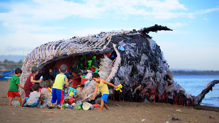 Tổ chức Greenpeace từng làm mô hình cá voi chết bên bờ biển Cavite của Philippines để cảnh báo về nạn ô nhiễm trên đại dương do con người gây ra - Ảnh: GREENPEACE