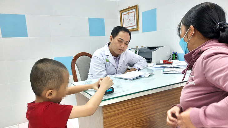 Trẻ được thăm khám và điều trị tại khoa tâm lý Bệnh viện Nhi đồng 2 - Ảnh: THU HIẾN