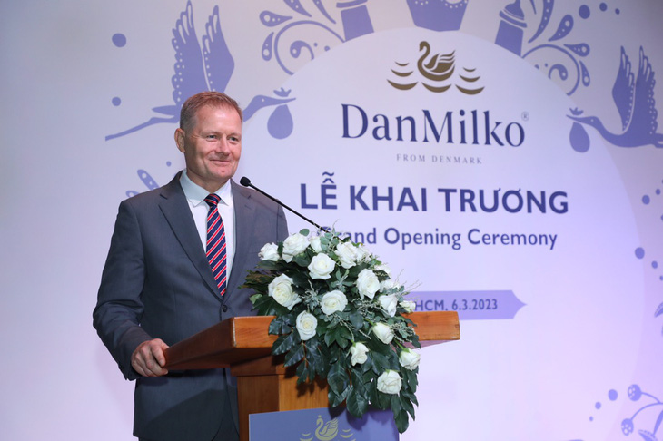 Đại sứ Đan Mạch Nicolai Prytz phát biểu tại lễ khai trương - Ảnh: Đ.K.