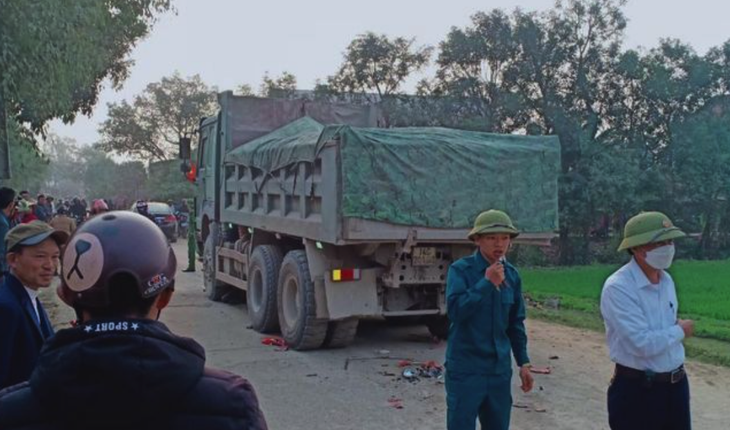 Va chạm xe tải, ba mẹ con tử vong trên đường tới trường - Ảnh 1.