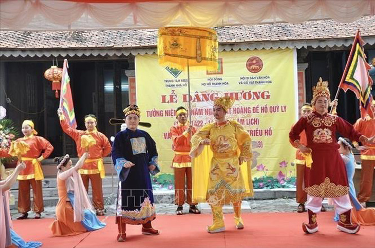 Tại buổi lễ đã diễn ra chương trình nghệ thuật do các diễn viên Nhà hát Nghệ thuật truyền thống Thanh Hóa biểu diễn nhằm tái hiện thân thế, sự nghiệp và những đóng góp của Hồ Quý Ly đối với quê hương, đất nước.