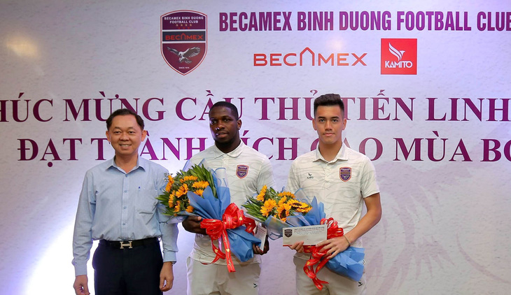 Ban tổ chức Quả bóng vàng Việt Nam trao giải cho Rimario - Ảnh 3.