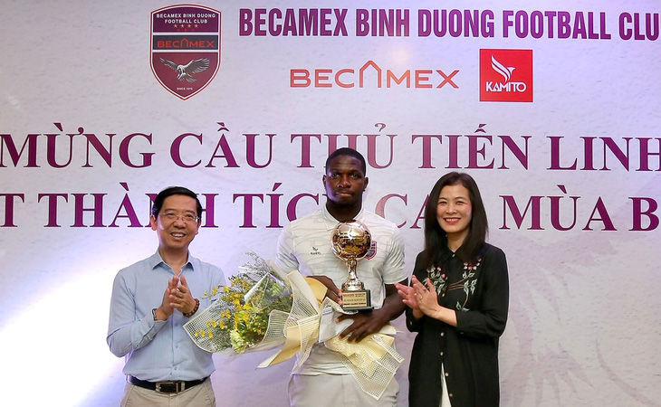 Ban tổ chức Quả bóng vàng Việt Nam trao giải cho Rimario - Ảnh 1.
