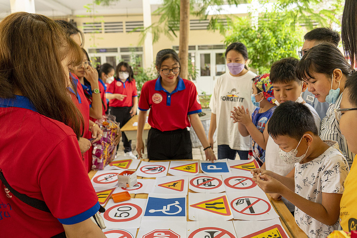 Một ảnh trong bộ ảnh “Giáo dục an toàn giao thông” của bạn Võ Thế Đạt