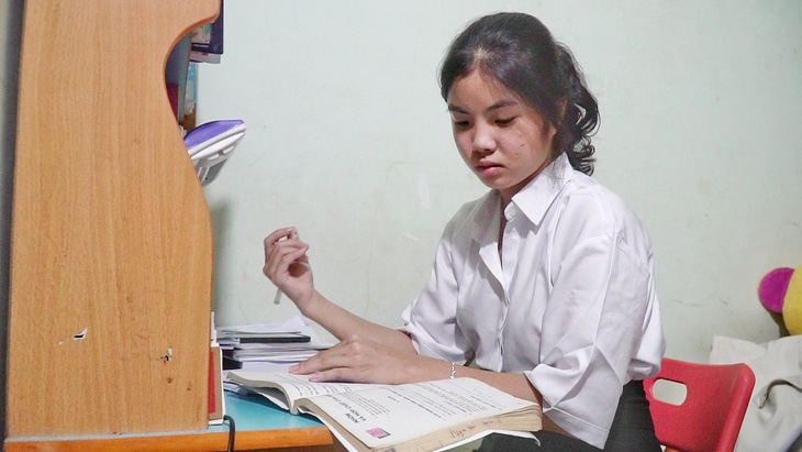 Nguyễn Thị Tường Vi - con gái út bà Hoa - chăm chỉ, ham học và nuôi ước mơ, hoài bão về một tương lai tươi sáng - Ảnh: TRẦN HƯỚNG