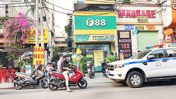 Công an khám xét một phòng giao dịch của Công ty F88 trên đường Trần Quang Khải, quận 1 - Ảnh: MINH HÒA