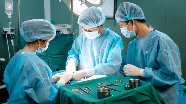 Các bác sĩ tại một bệnh viện thẩm mỹ uy tín ở TP.HCM đang cắt mí mắt cho bệnh nhân - Ảnh: N.SƯƠNG