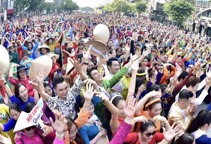 3.000 người gồm lãnh đạo thành phố, văn nghệ sĩ và người dân TP.HCM tham gia chương trình diễu hành áo dài với chủ đề "Tôi yêu áo dài Việt Nam" tại TP.HCM lần 9 năm 2023 - Ảnh: T.T.D.