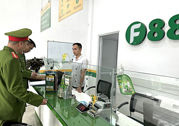 Công an TP Thanh Hóa kiểm tra một điểm kinh doanh của Công tyF88 tại TP Thanh Hóa hồi tháng 1-2023 - Ảnh: Công an tỉnh Thanh Hóa cung cấp