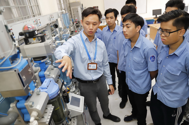 Một tiết thực hành bảo trì hệ thống thiết bị cơ khí của học viên Trường trung cấp nghề Kỹ thuật công nghệ Hùng Vương (TP.HCM) - Ảnh: NHƯ HÙNG
