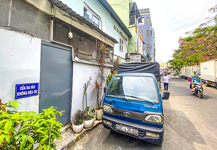 Nhà dân trên đường Trần Khắc Chân, quận Phú Nhuận, TP.HCM để bảng “Cửa ra vào không đậu xe” trước cửa nhà - Ảnh: QUANG ĐỊNH