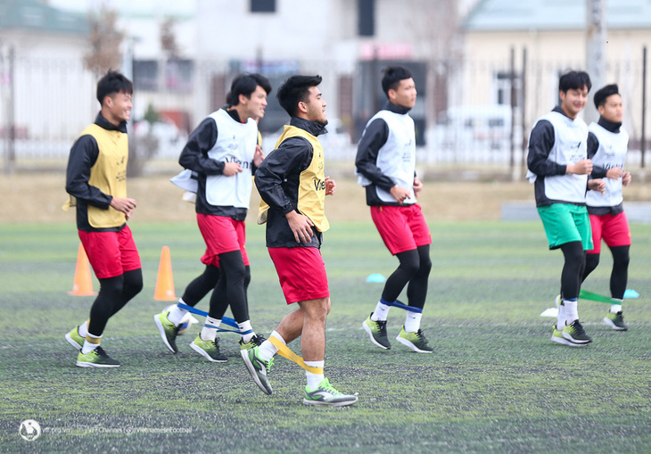 Buổi tập chính thức trước trận gặp U20 Iran, U20 Việt Nam tập trên mặt sân cỏ nhân tạo đã xuống cấp - Ảnh: VFF