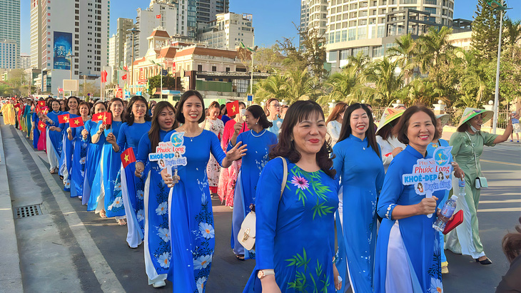 Hơn 2.000 phụ nữ mặc áo dài diễu hành ven biển Nha Trang - Ảnh 6.
