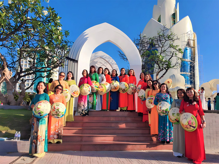 Hơn 2.000 phụ nữ mặc áo dài diễu hành ven biển Nha Trang - Ảnh 7.