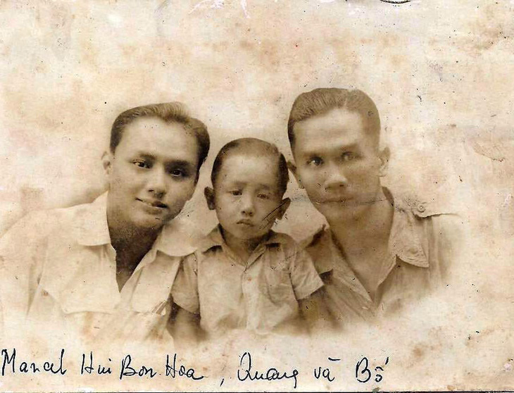 Võ sĩ Tiểu Lý Quảng (phải), con trai ông là Lý Văn Quang (giữa) và bạn ông Marcel Hui bon Hoa, là con trai đại gia Sài Gòn xưa Hui Bon Hoa. Chữ viết trên hình của vợ ông - Ảnh gia đình