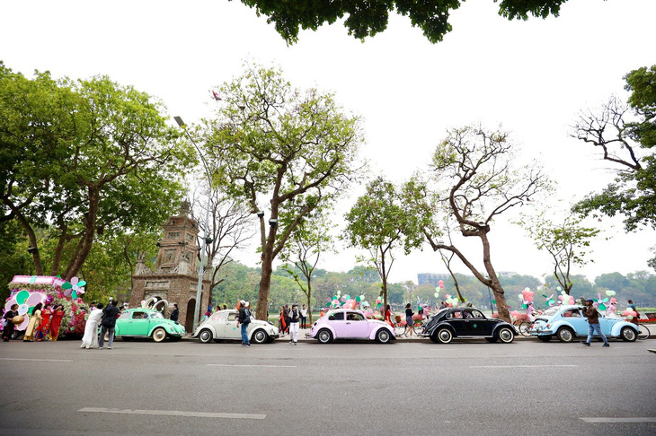 Người dân thủ đô thích thú khi thấy những ôtô nhỏ được &quot;biến hình&quot; thành những chú thỏ, chú lợn xinh xắn