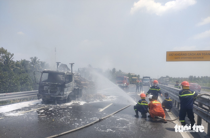 Xe tải chở tương ớt bốc cháy dữ dội trên cao tốc Trung Lương - Mỹ Thuận - Ảnh 2.