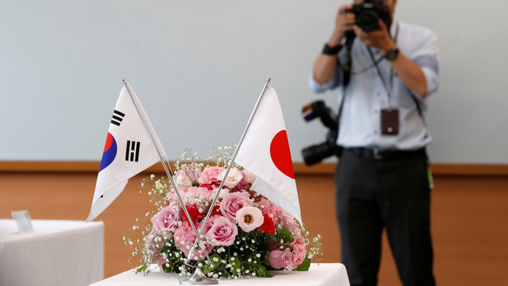 Cờ Hàn Quốc và Nhật Bản tại một cuộc gặp giữa đại diện hai nước - Ảnh: Reuters