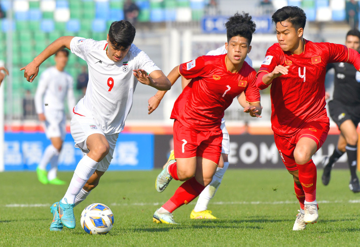 Các cầu thủ U20 Việt Nam (áo đỏ) cần được rèn luyện nhiều hơn ở môi trường bóng đá trong nước - Ảnh: AFC