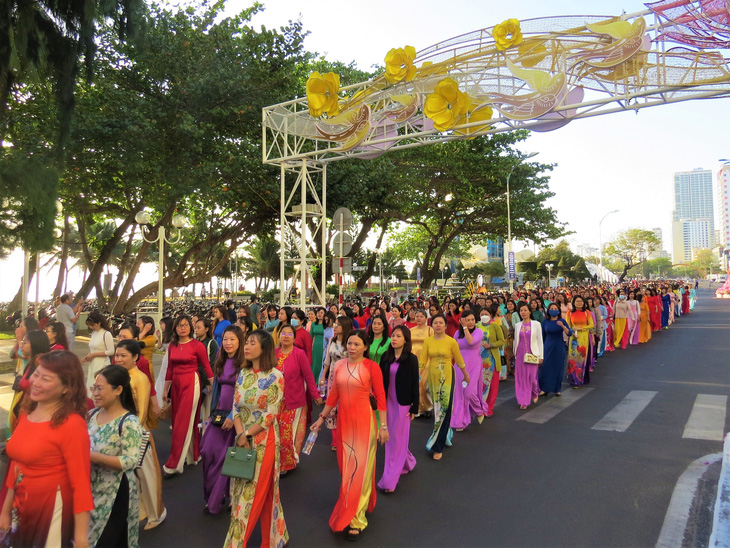 Hơn 2.000 phụ nữ mặc áo dài diễu hành ven biển Nha Trang - Ảnh 5.