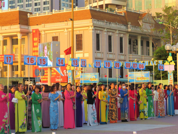 Hơn 2.000 phụ nữ mặc áo dài diễu hành ven biển Nha Trang - Ảnh 1.