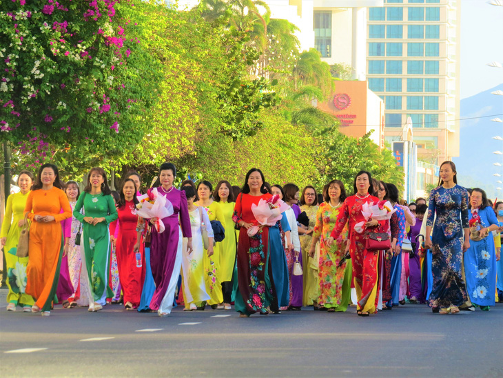 Hơn 2.000 phụ nữ mặc áo dài diễu hành ven biển Nha Trang - Ảnh 3.
