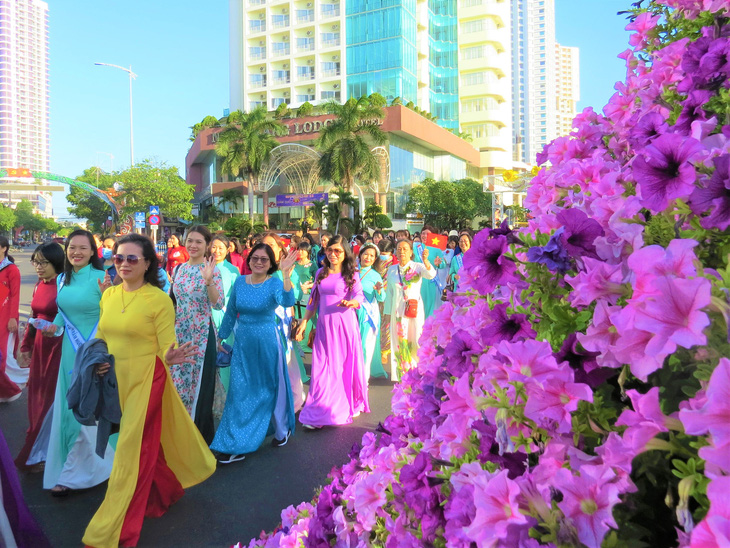 Hơn 2.000 phụ nữ mặc áo dài diễu hành ven biển Nha Trang - Ảnh 4.