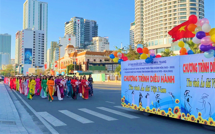 Hơn 2.000 phụ nữ mặc áo dài diễu hành ven biển Nha Trang - Ảnh 2.