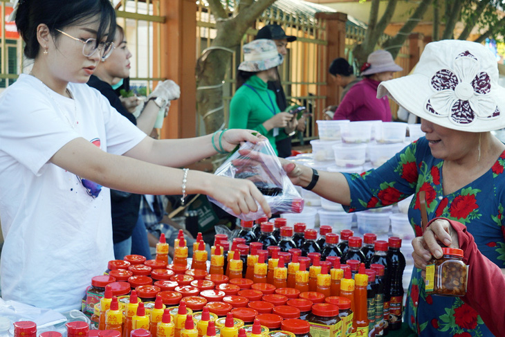 Cả ngàn người hớn hở tham gia phiên chợ thanh toán bằng lá cây ở Đồng Nai - Ảnh 4.