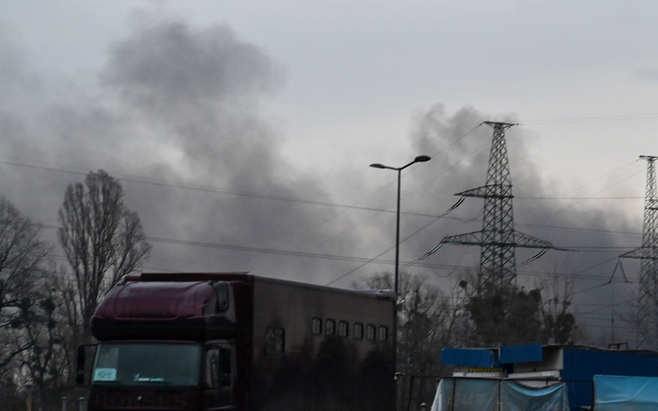 Nga lại tấn công khắp Ukraine, nhà máy điện hạt nhân Zaporizhzhia mất điện