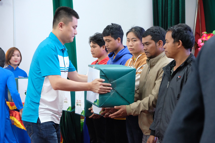 Ông Lý Anh Duy Quang - giám đốc Phòng hoạt động trách nhiệm cộng đồng, GREENFEED Việt Nam trao quà cho các hộ dân nhận vốn tại Gia Lai  - Ảnh: ĐÌNH CƯƠNG
