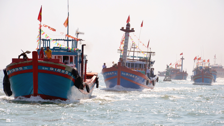 Những con tàu đánh cá Việt Nam luôn giương cao ngọn cờ Tổ quốc - Ảnh: TRẦN MAI
