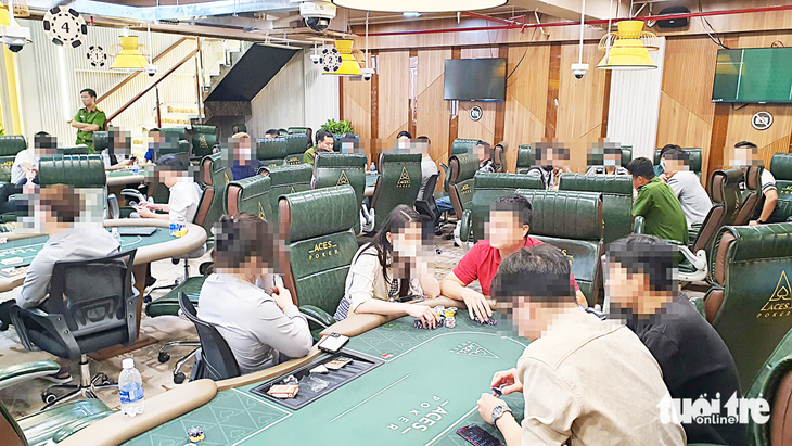 Hàng chục cảnh sát ập vào kiểm tra cơ sở Aces Poker tổ chức thi đấu đánh bài poker không phép - Ảnh: MINH HÒA