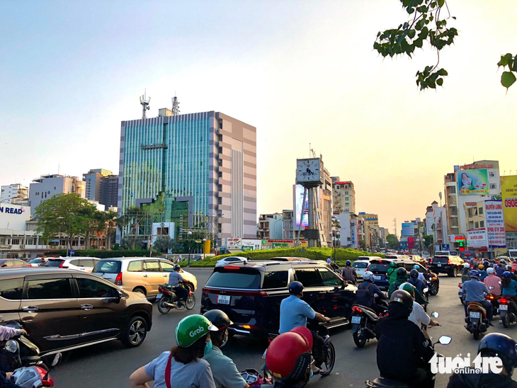 Vào giờ cao điểm, giao thông đi lại qua vòng xoay Nguyễn Bỉnh Khiêm khá hỗn loạn - Ảnh: LƯU DUYÊN 