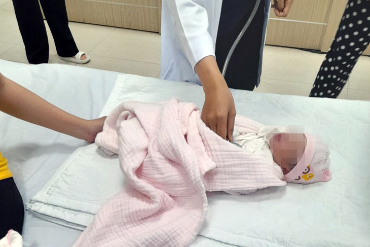 Bé gái sơ sinh được người dân quấn khăn ấm, đưa vào bệnh viện cấp cứu - Ảnh: BVCC