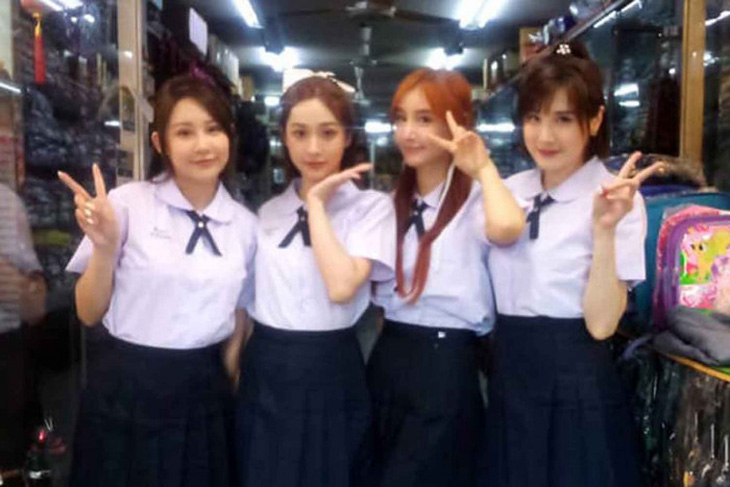 Thái Lan nhắc du khách: Đừng mặc đồng phục học sinh chụp ảnh thiếu thận trọng - Ảnh 3.
