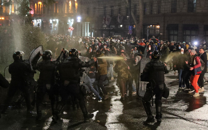 Cảnh sát sử dụng hơi cay để giải tán những người tụ tập phản đối dự luật "đại diện nước ngoài" tại Tbilisi, Georgia, ngày 8-3 - Ảnh: REUTERS