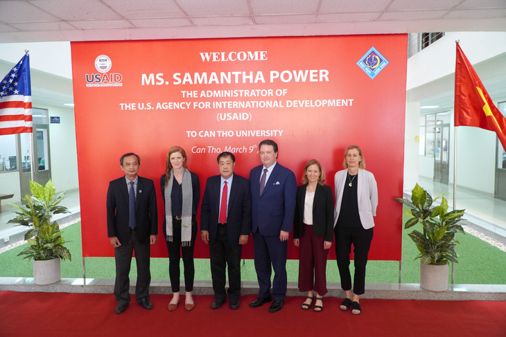 Lãnh đạo trường đại học Cần Thơ tiếp đoàn công tác và Tổng giám đốc USAID Samantha Power, Đại sứ Hoa Kỳ tại Việt Nam Marc Knapper đến trò chuyện về biến đổi khí hậu - Ảnh: CHÍ HẠNH