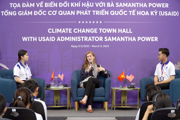 Tổng giám đốc USAID Samantha Power trò chuyện cùng sinh viên đại học Cần Thơ - Ảnh: CHÍ HẠNH