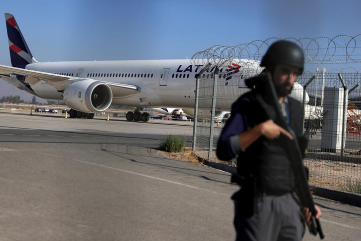 Cướp đấu súng với nhân viên sân bay Chile hòng đoạt chục triệu đô la tiền mặt - Ảnh 1.