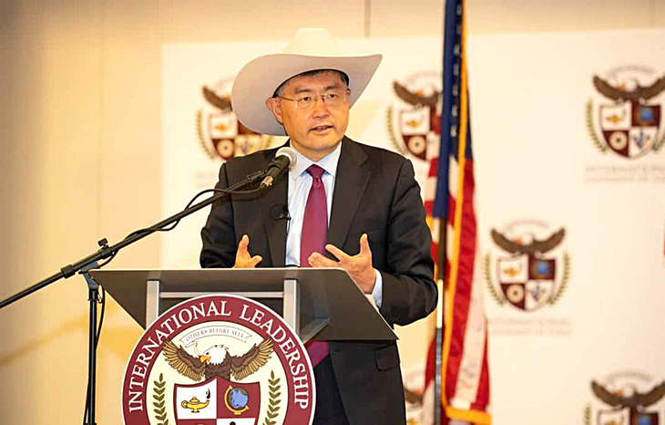 Ông Tần Cương phát biểu trong chuyến thăm một trường học ở thành phố Dallas, bang Texas (Mỹ) vào tháng 5-2022, khi ông còn là đại sứ Trung Quốc tại Mỹ - Ảnh: China News Service