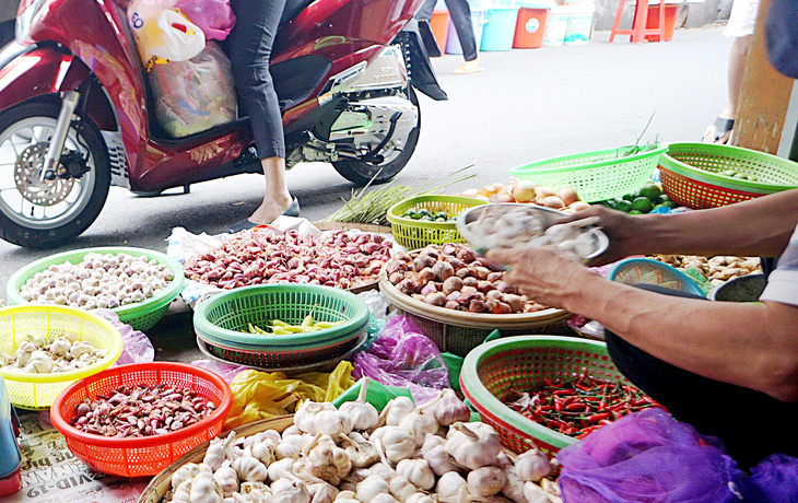 Mua bán tỏi (ảnh chụp ở chợ Ga, P.9, Q. Phú Nhuận, TP.HCM) - Ảnh: NGUYỄN CÔNG THÀNH