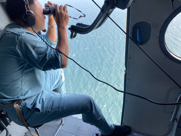 Trực thăng tìm kiếm các thuyền viên bị nạn trên biển Phú Quý - Ảnh 2.